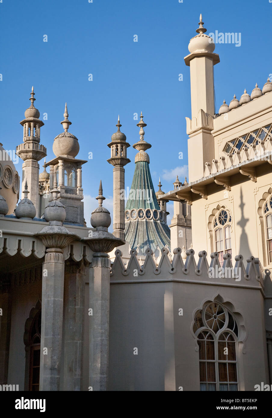 Pavillon Royal style Indo-Saracenic architecture centre dome tower colonnes et fenêtres avec dômes et clochers Banque D'Images