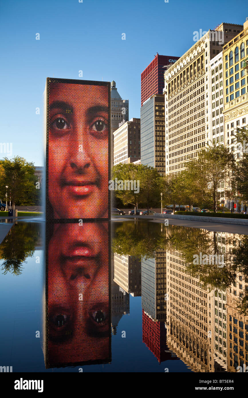 La fontaine de la Couronne par l'artiste espagnol Jaume Plensa dans Millennium Park de Chicago, IL, USA. Banque D'Images
