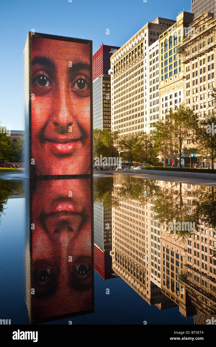 La fontaine de la Couronne par l'artiste espagnol Jaume Plensa dans Millennium Park de Chicago, IL, USA. Banque D'Images