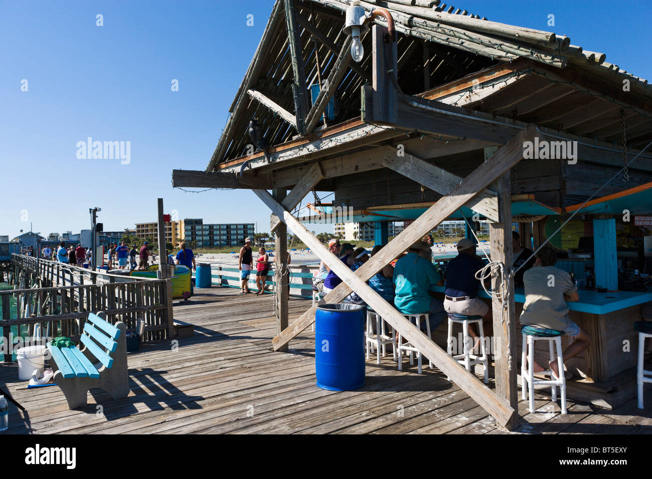 Tiki Bar à la fin de Cocoa Beach Pier, Cocoa Beach, de l'espace littoral, Florida, USA Banque D'Images