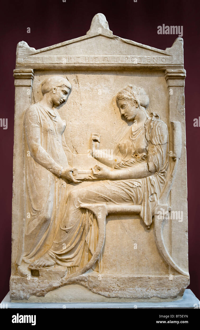 La stèle funéraire d'Hegeso du Kerameikos à Athènes, Grèce. Voir la description pour plus d'informations. Banque D'Images