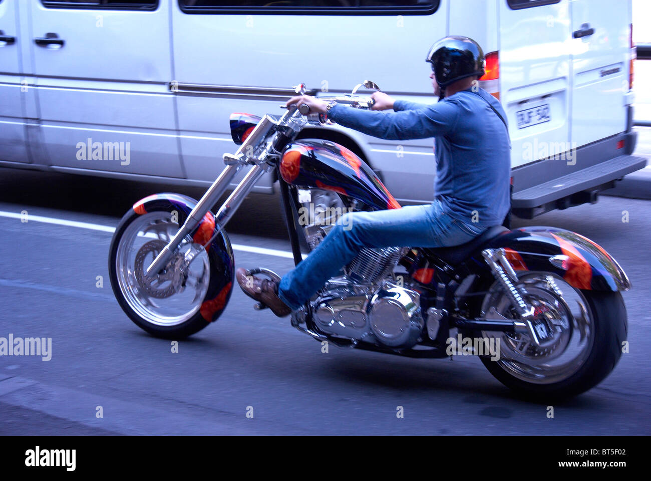 L'homme sur une moto Harley-Davidson chopper sur Melbourne city street  Photo Stock - Alamy
