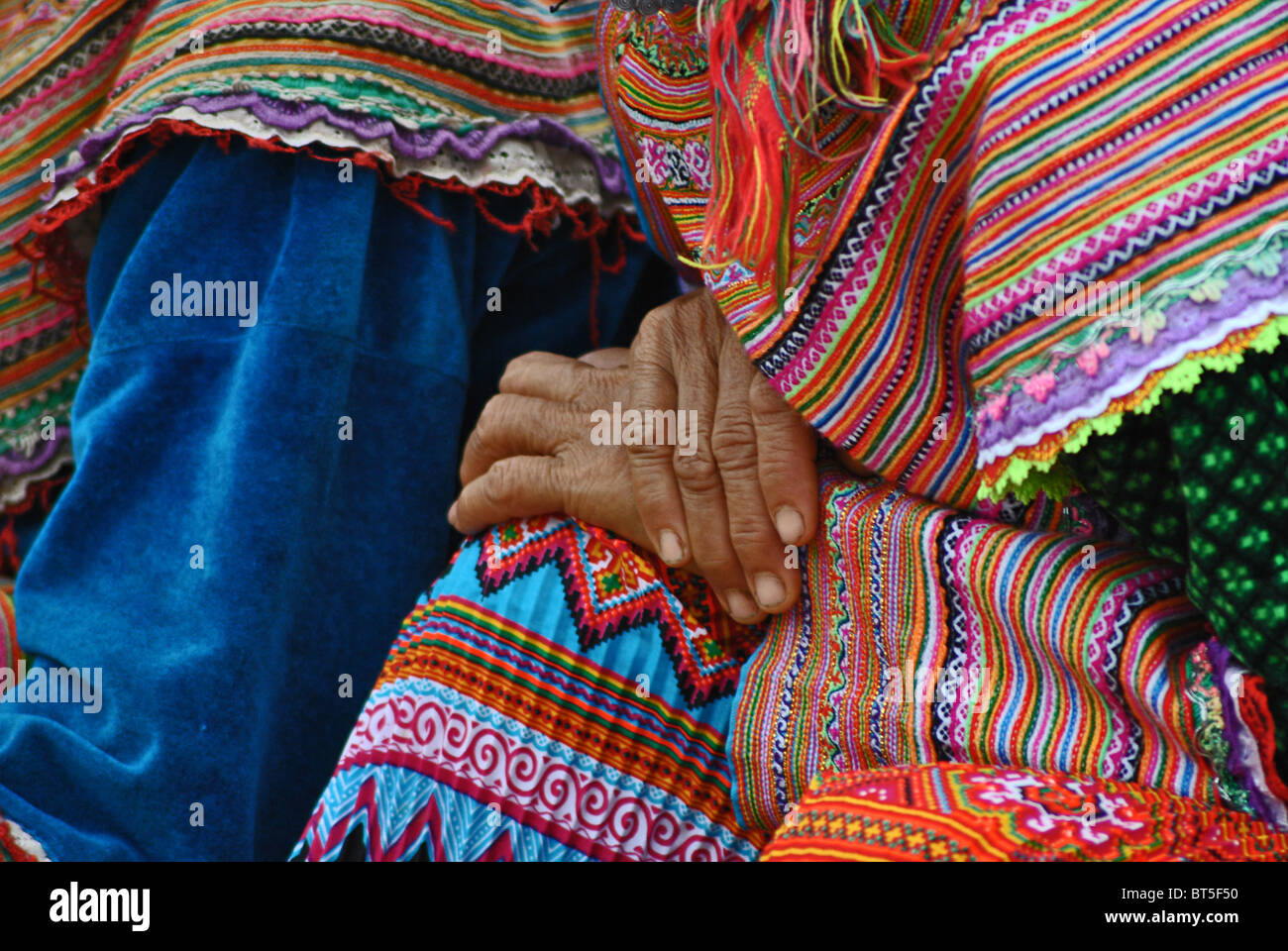 Libre de mains d'une vieille femme près de tribal Flower Hmong SAPA, Vietnam Banque D'Images