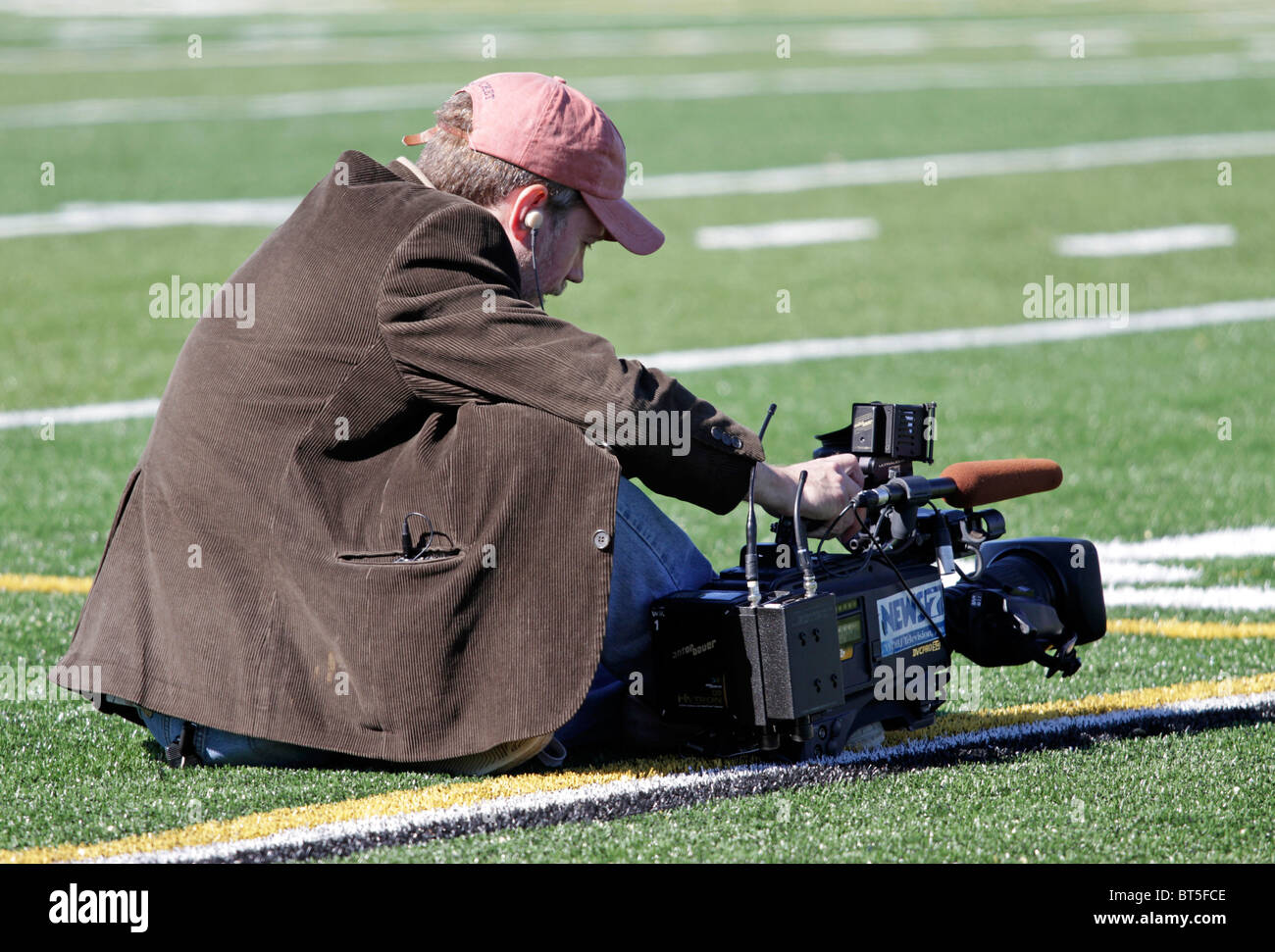 Vidéographe de télévision sur un terrain de football avant un match. Banque D'Images