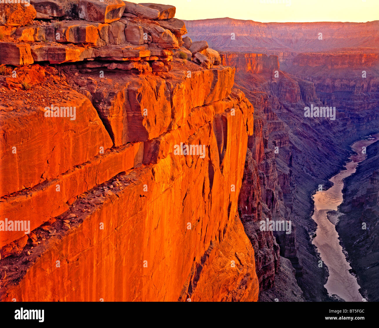 Le lever du soleil sur la rivière Colorado à Toroweep, le Parc National du Grand Canyon, Arizona Banque D'Images