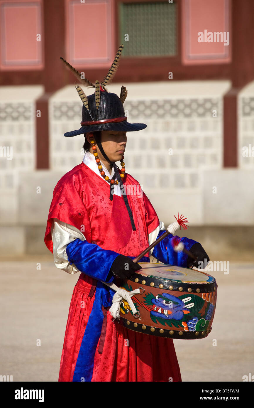Des musiciens qui jouent pour le Daechwita relève de la garde à Séoul en Corée du Sud Gyeongbokgung Palace Banque D'Images