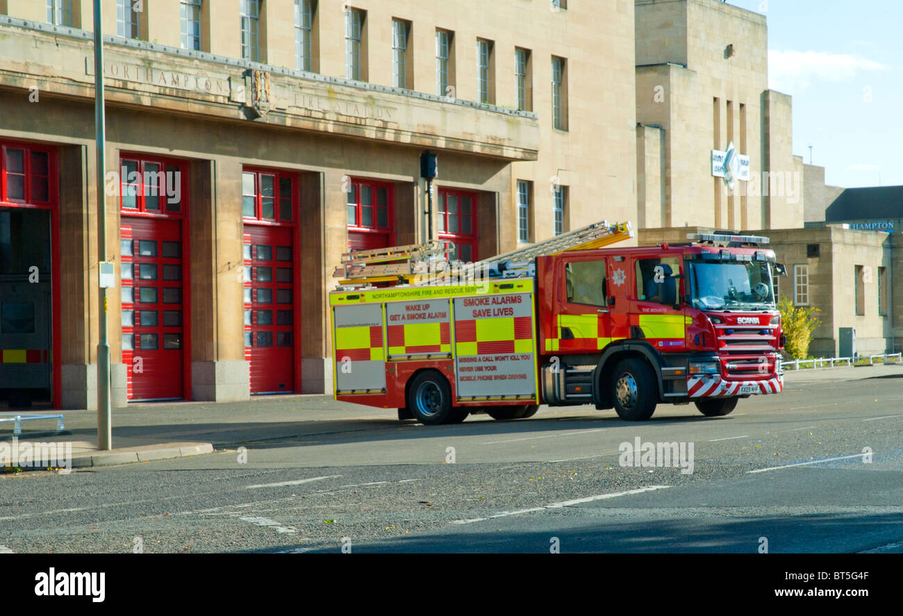 Fire Engine Quitter Northampton Fire Station Banque D'Images