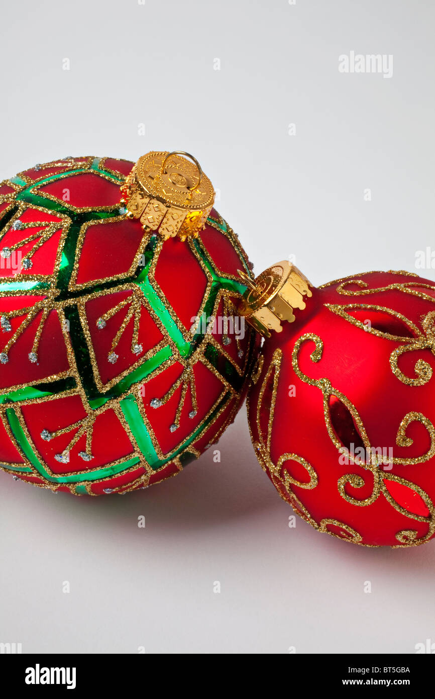 Deux ornements de Noël s'appuyant sur l'autre, fond blanc Banque D'Images