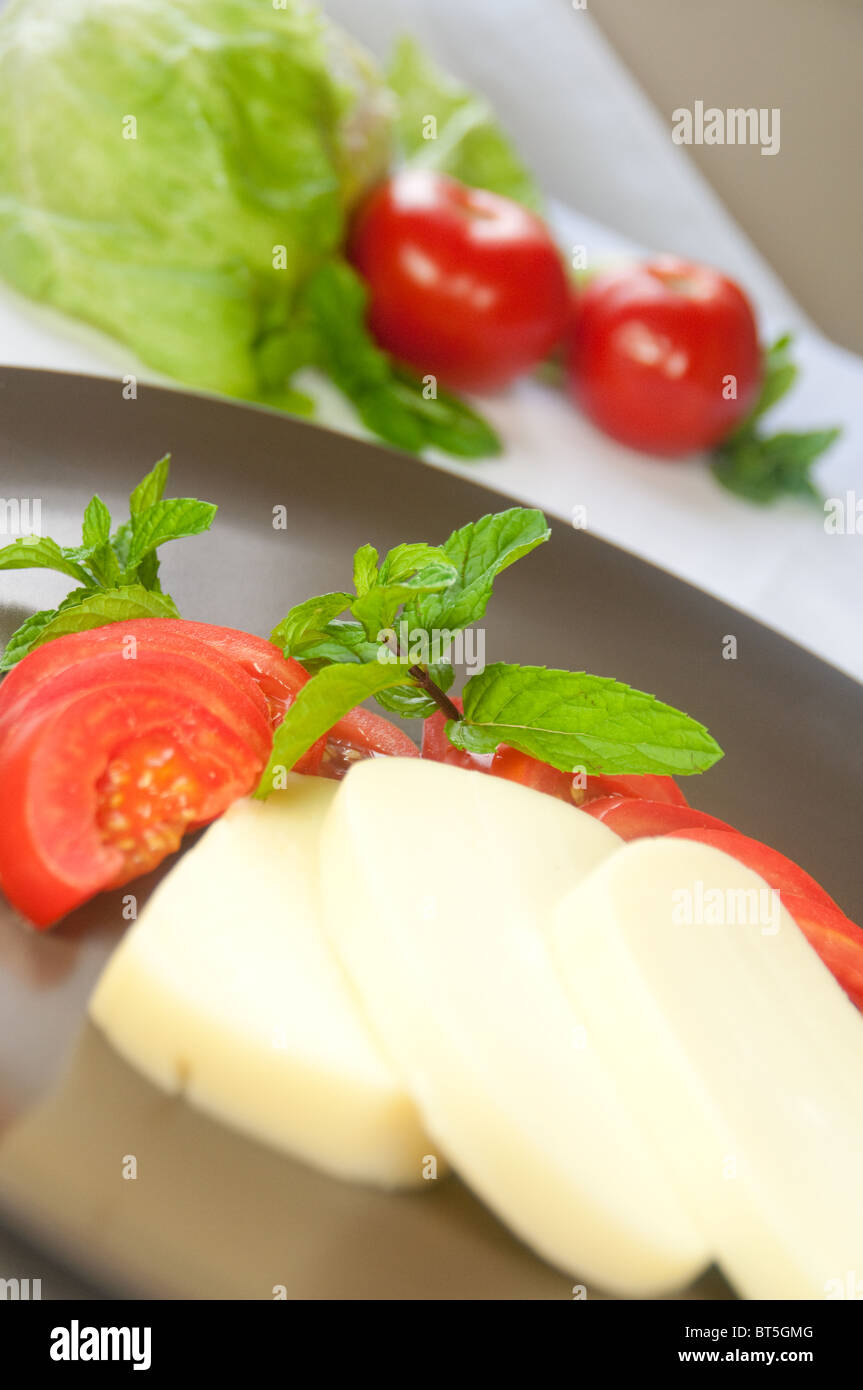 Fromage Cheddar avec des légumes frais Banque D'Images