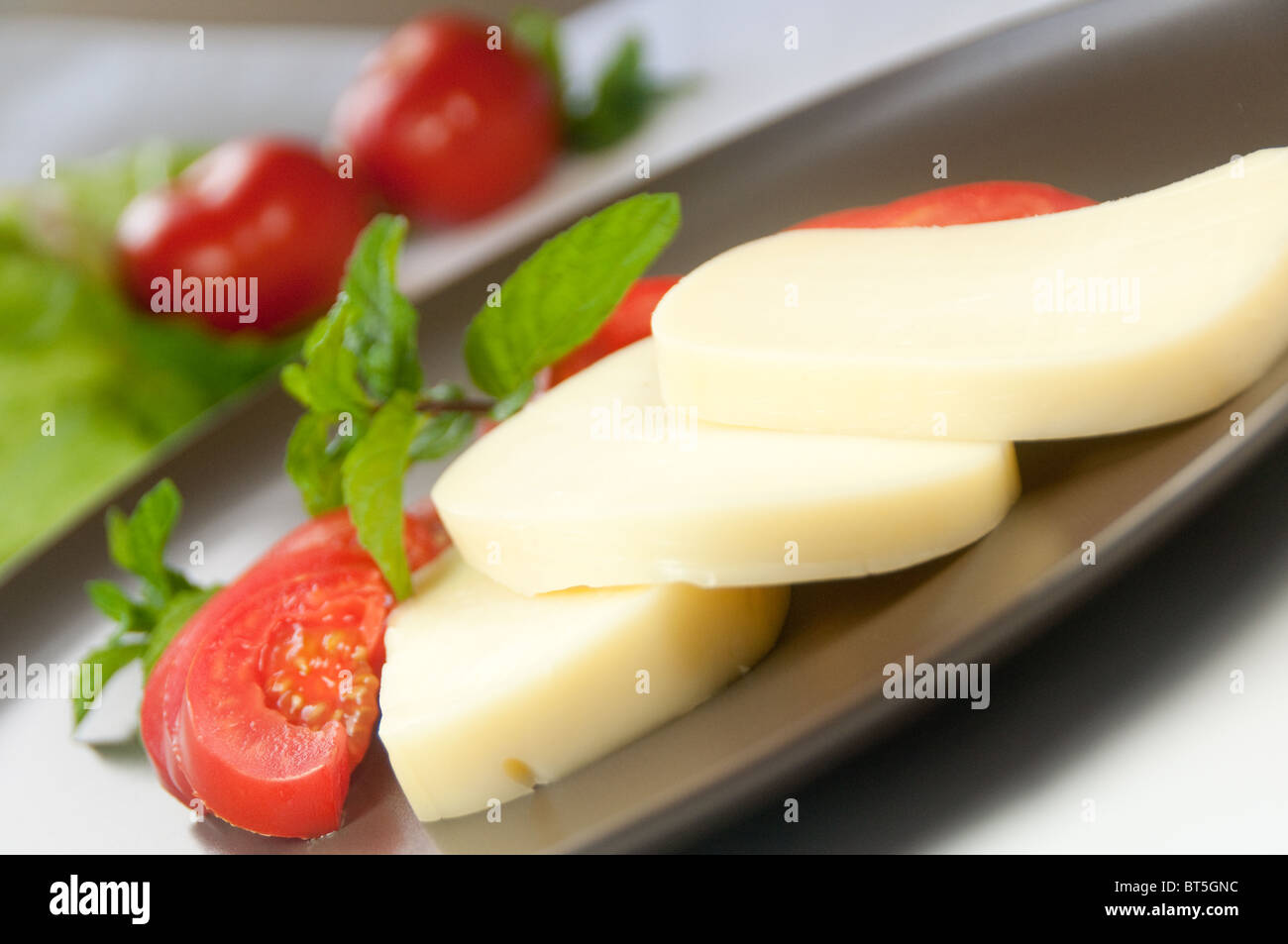 Fromage Cheddar avec des légumes frais Banque D'Images