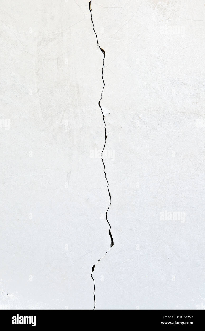 Une fissure dans le mur de manière verticale avec des textures supplémentaires Banque D'Images