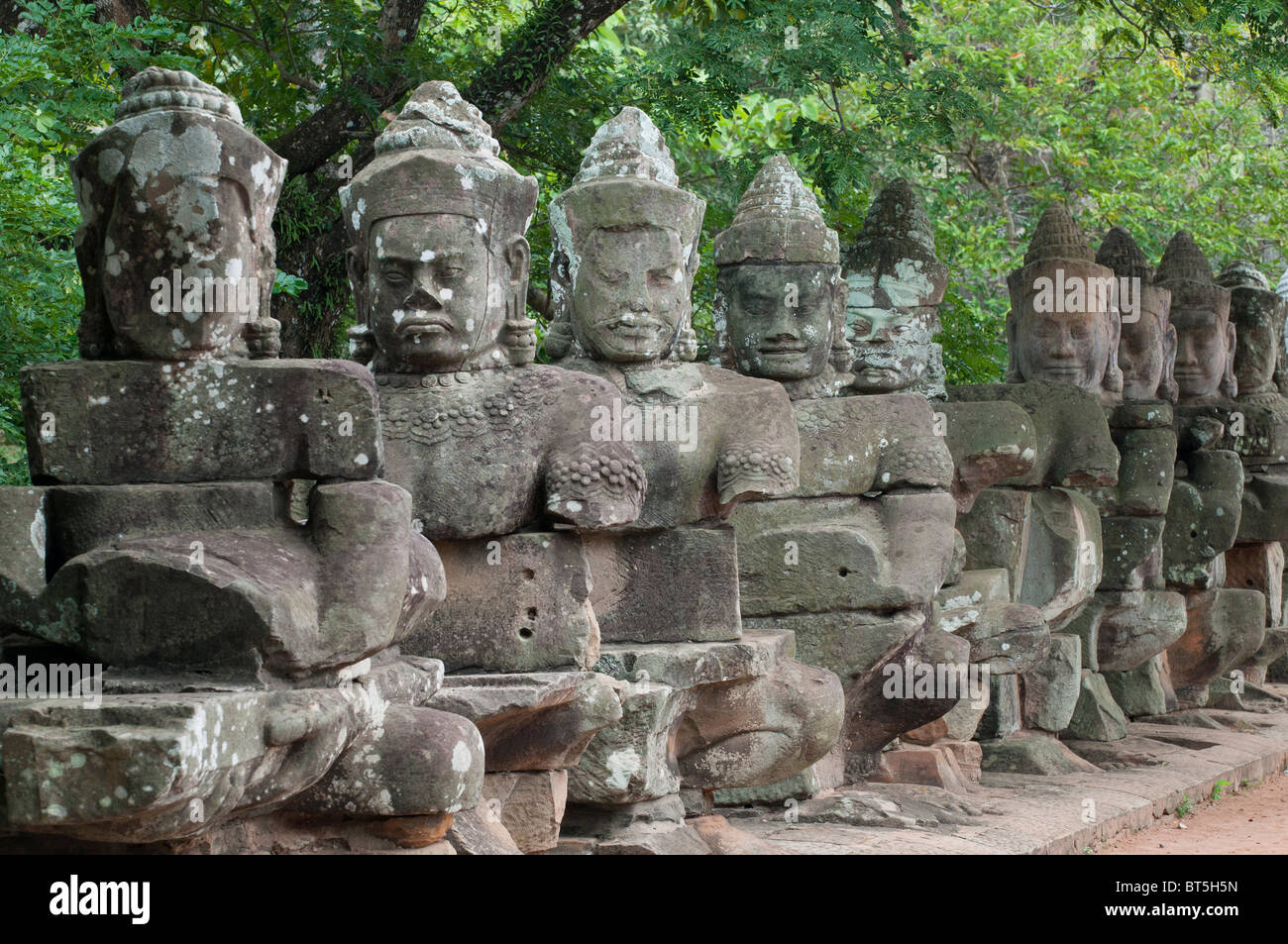 Les statues sur le pont qui mène à la victoire dans l'ancienne ville d'Angkor Thom, au Cambodge Banque D'Images