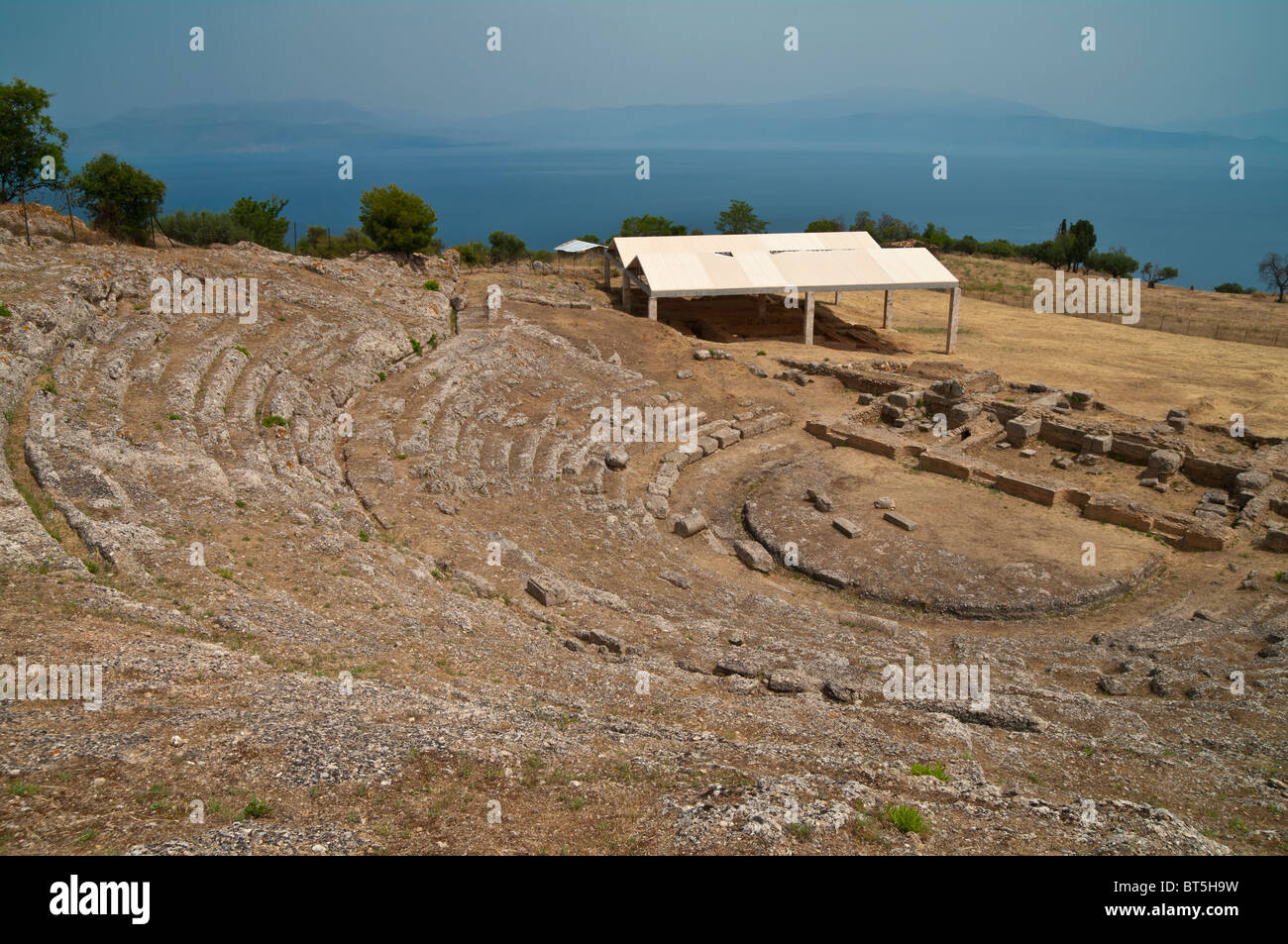 L'ancien théâtre grec de Aigeira, Grèce, donnant sur le golfe de Corinthe. Banque D'Images