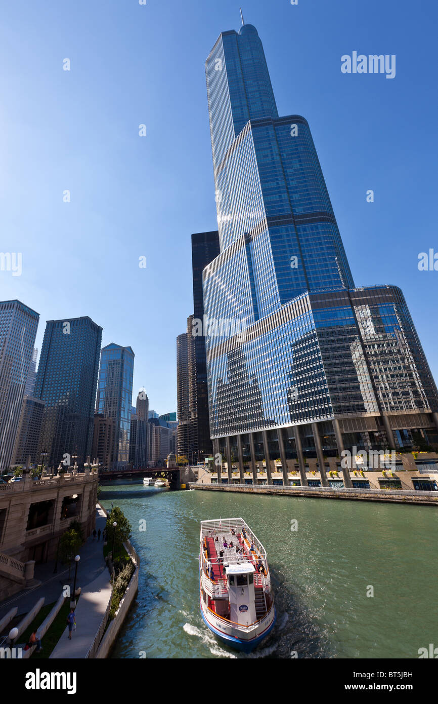 Chicago River Boat passe le Trump International Hotel & Tower à Chicago, IL, USA. Banque D'Images