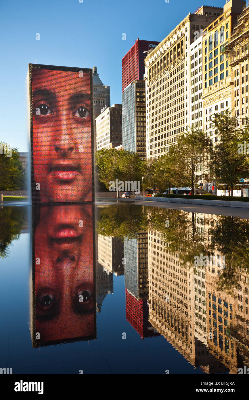 La fontaine de la Couronne par l'artiste espagnol Jaume Plensa dans Millennium Park de Chicago, IL, USA. Banque D'Images