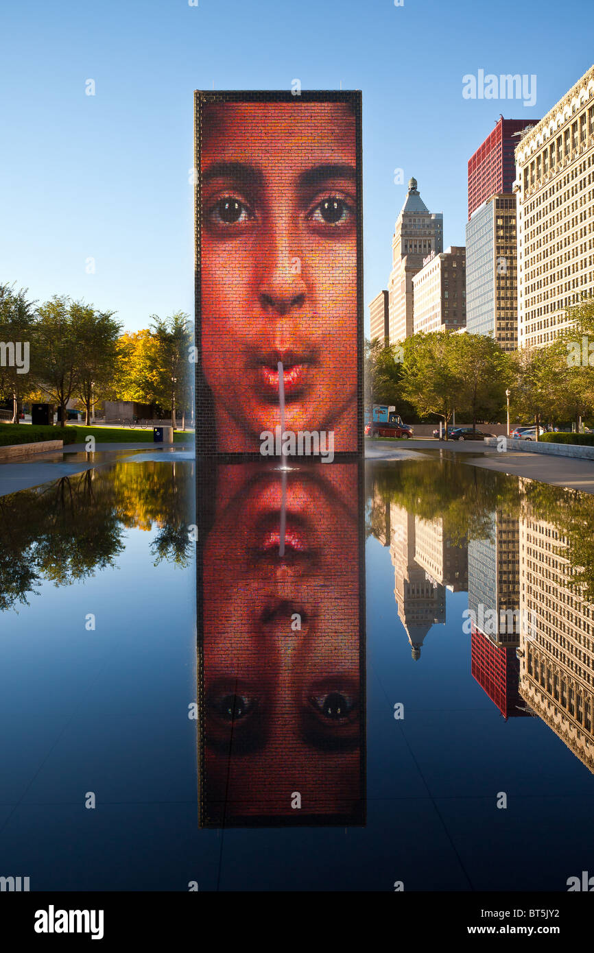 La fontaine de la Couronne par l'artiste espagnol Jaume Plensa dans Millennium Park de Chicago, IL, USA. Banque D'Images