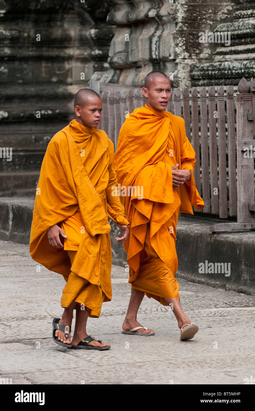 Deux jeunes moines bouddhistes en robe orange dans le complexe du temple d'Angkor Wat, au Cambodge Banque D'Images