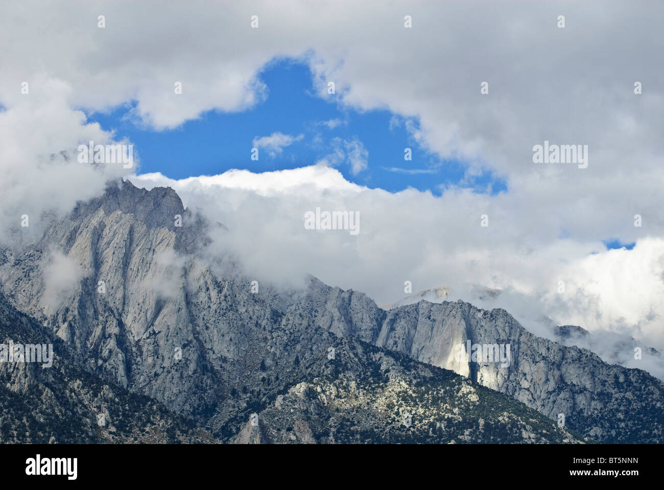 Clearing tempête sur les montagnes de la Sierra Nevada de Californie Banque D'Images