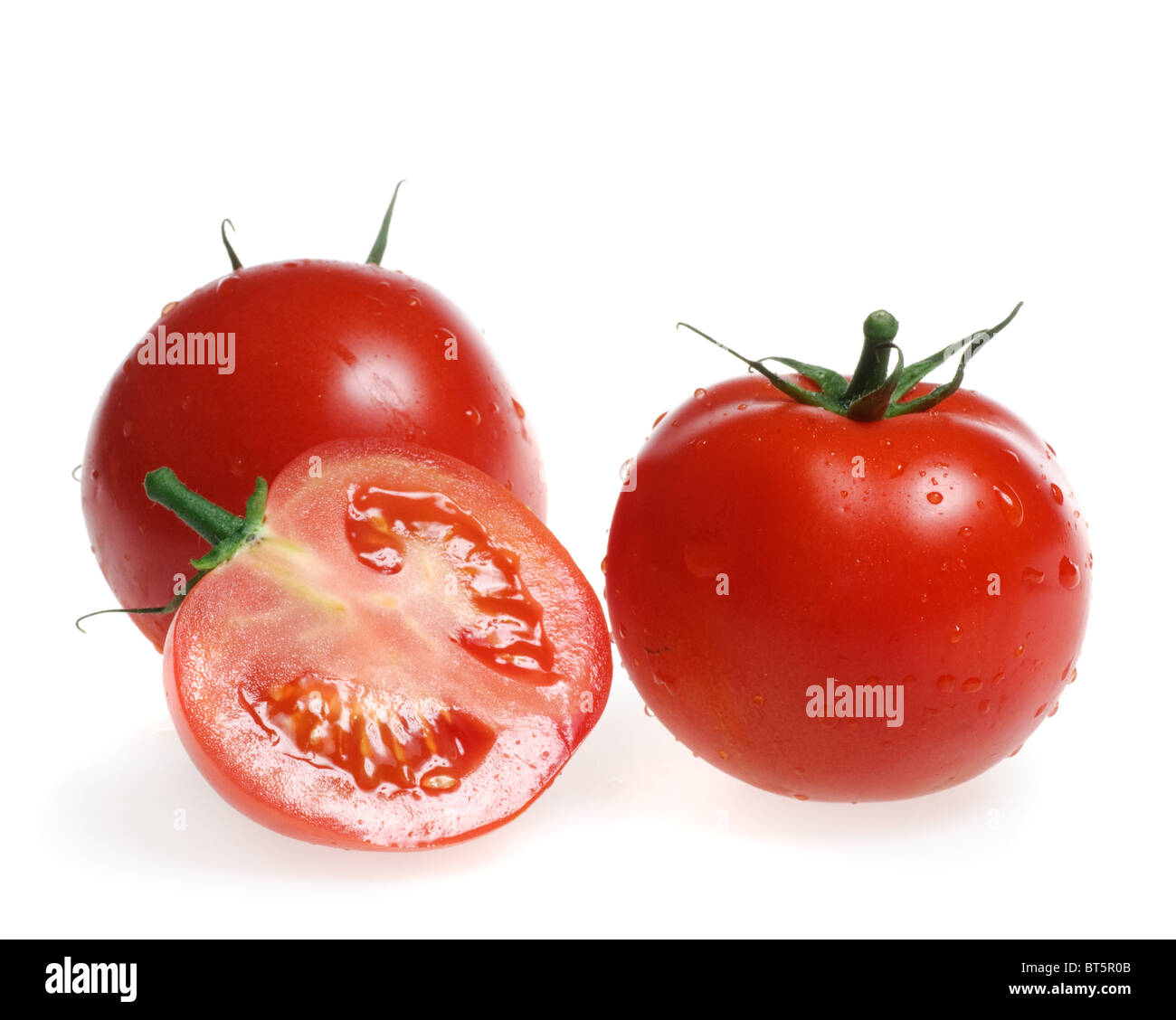 Avec coupe légumes tomate rouge isolé sur fond blanc Banque D'Images