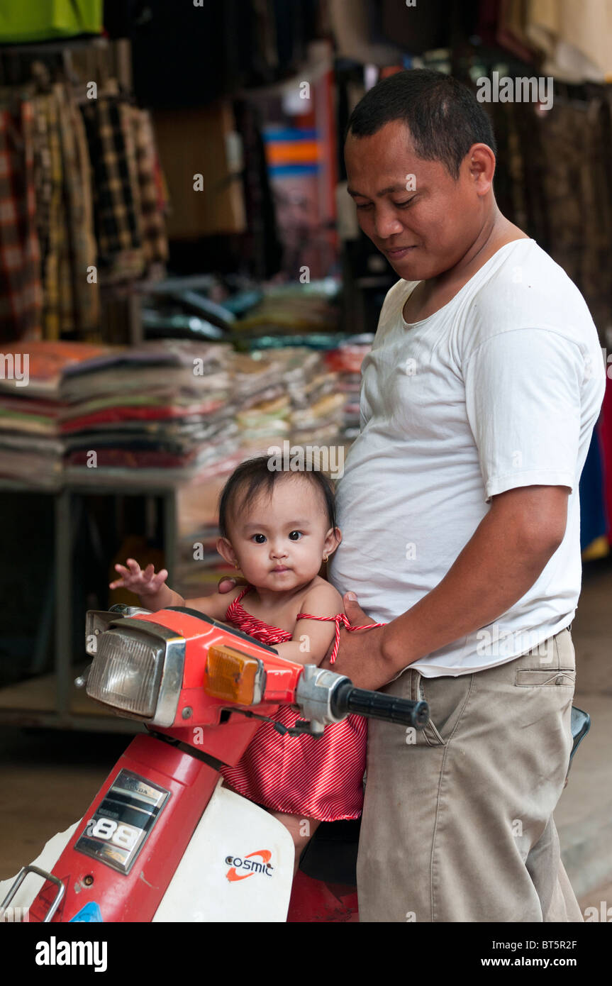 Portrait De Rue Avec L Heureux Pere Et Son Tres Mignon Bebe Fille Forme Et Assis Sur Un Scooter A Siem Reap Cambodge Photo Stock Alamy