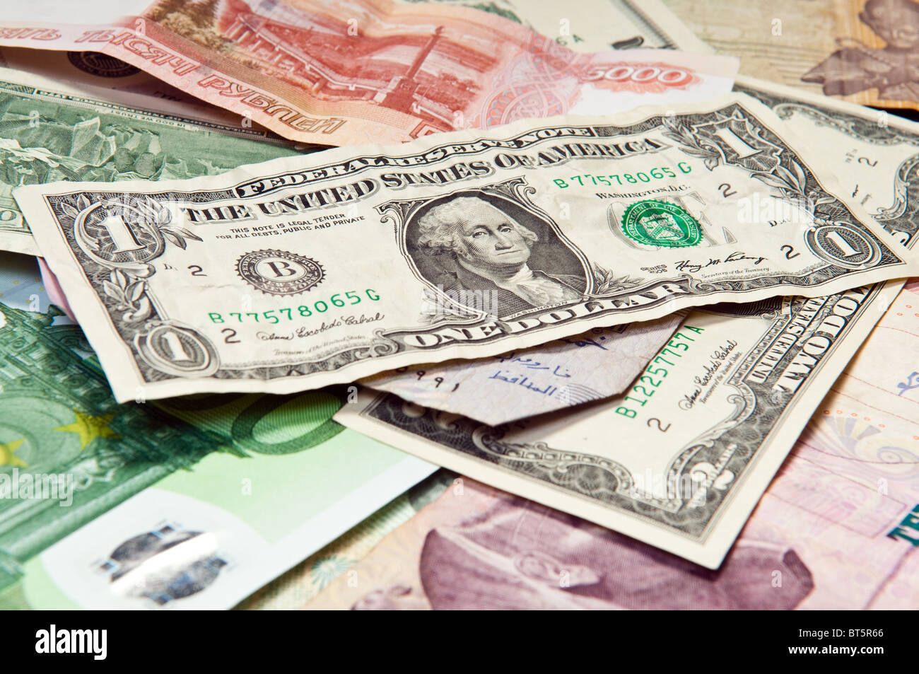 De l'argent international, du papier-monnaie et un dollar sur toutes les Banque D'Images De l'argent international, du papier-monnaie et un dollar sur toutes les Banque D'Images