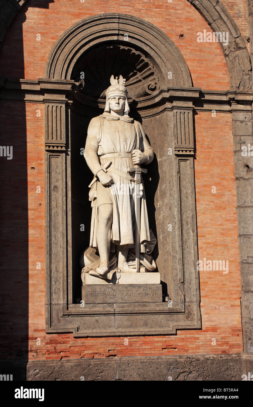 Statue de Federico II Di Svevia Palazzo Reale Naples Italie Banque D'Images