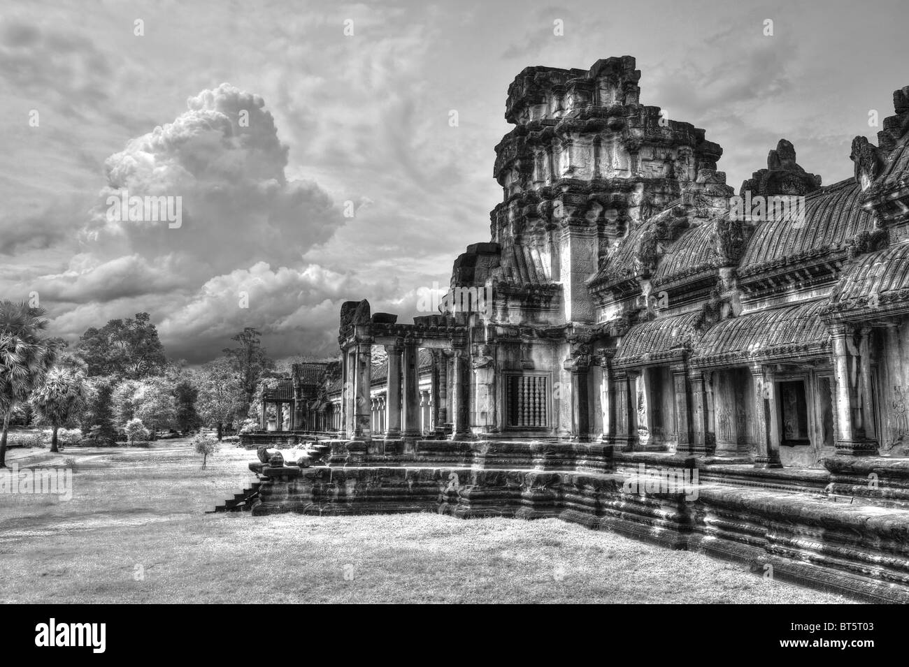 Une des tours par l'entrée de la structure centrale du complexe du temple d'Angkor Wat, au Cambodge Banque D'Images