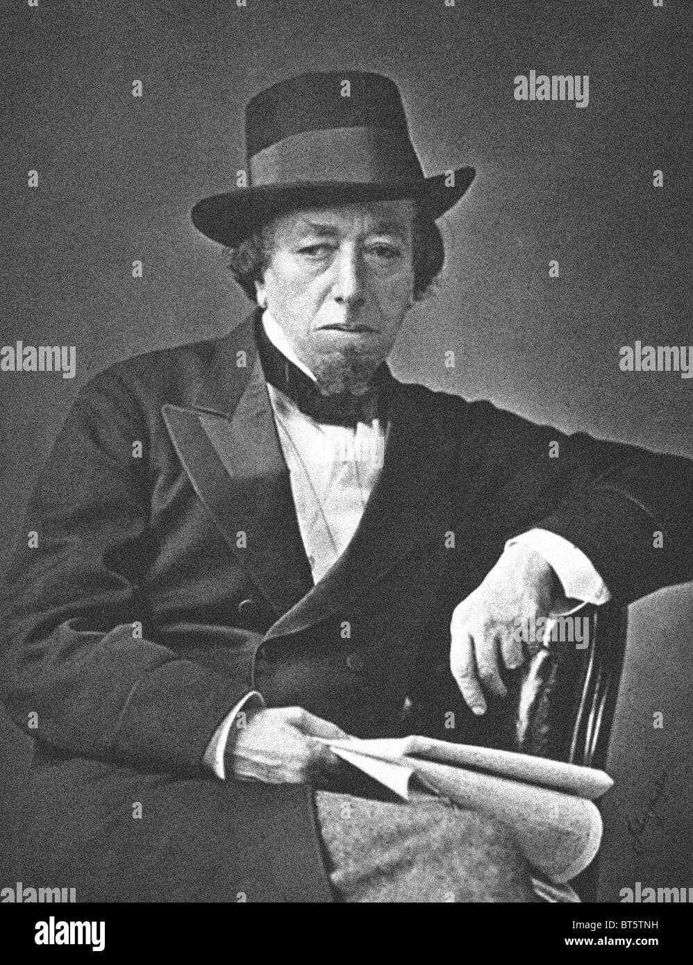 Benjamin Disraeli, comte de Beaconsfield, KG, PC, FRS, (21 décembre 1804 - 19 avril 1881) était un premier ministre britannique.à partir des archives de communiqués de presse (anciennement Service Portrait Portrait Bureau) Banque D'Images