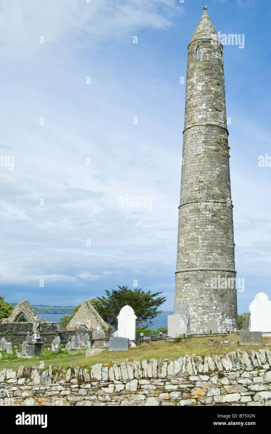 Comté de Galway kilmacduagh fée ronde du sud de l'irlande tour sud eire irlandais, l'architecture ancienne, l'arrière-plan, bâtiment, cast Banque D'Images