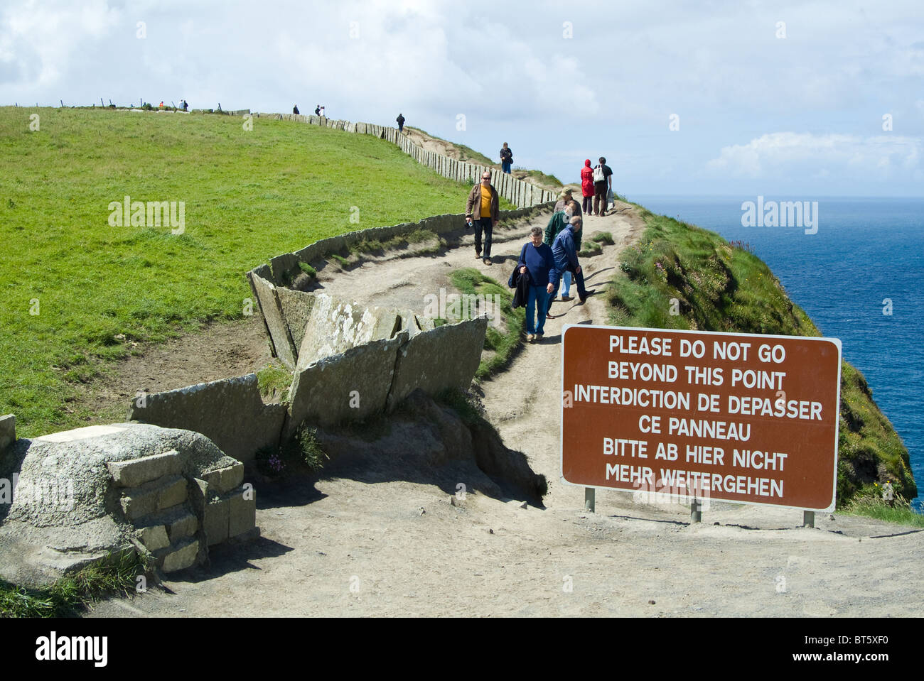 Falaises de mohr Europe Irlande Comté de Clare Hag's Head, le Burren, sign post merci de ne pas aller au-delà de ce point Banque D'Images