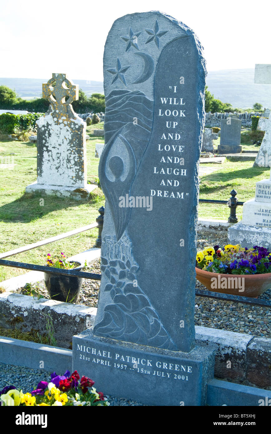 Je vais rechercher et de l'amour et rire et rêver la tête grave pierre en mémoire de lui que nous l'amour et perdre n'est plus où il a été être Banque D'Images