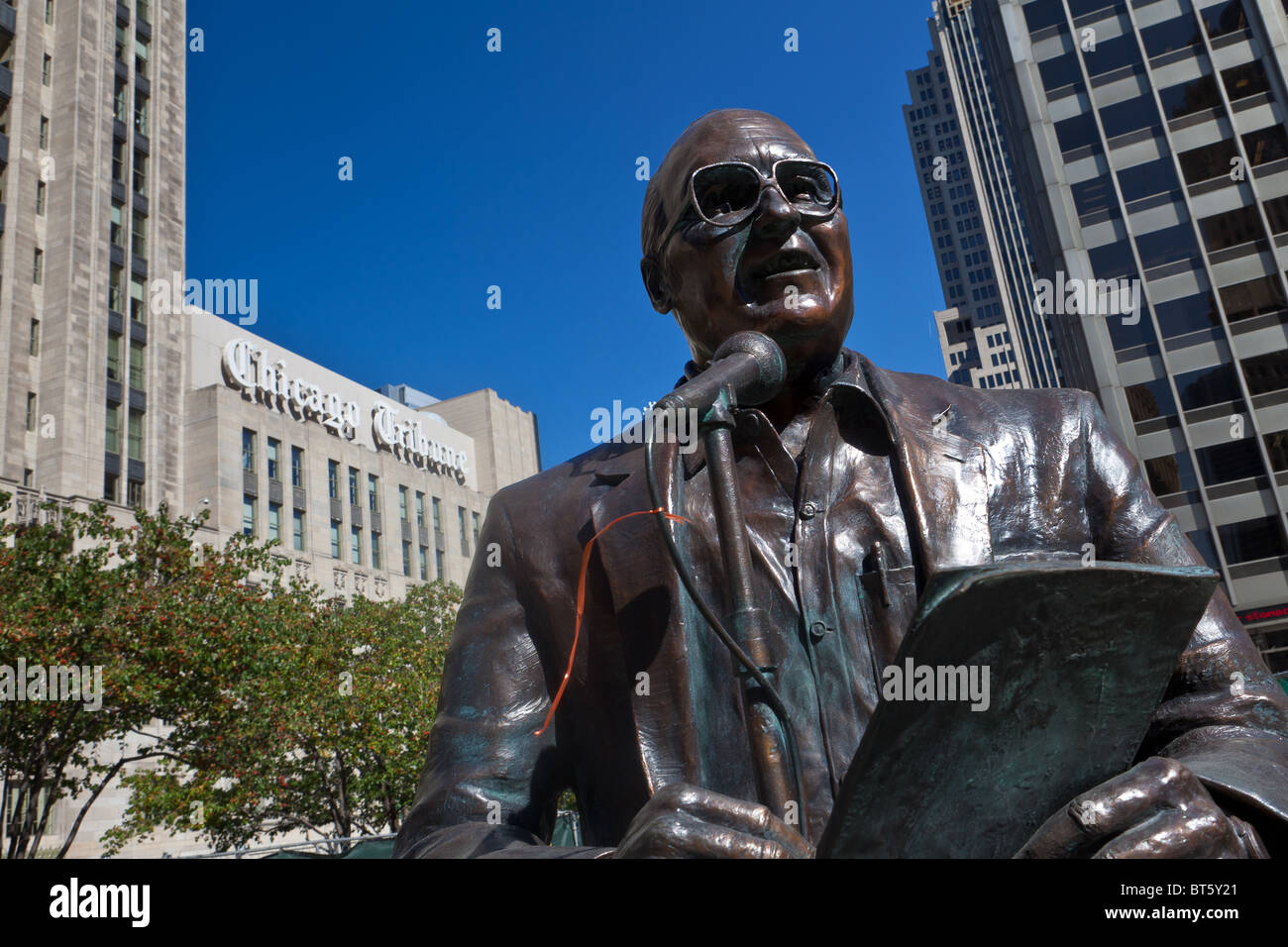 Statue de radiodiffuseur Chicago légendaire Jack Brickhouse en Cour pionnier le long de Michigan Avenue Bridge à Chicago, Illinois, USA. Banque D'Images