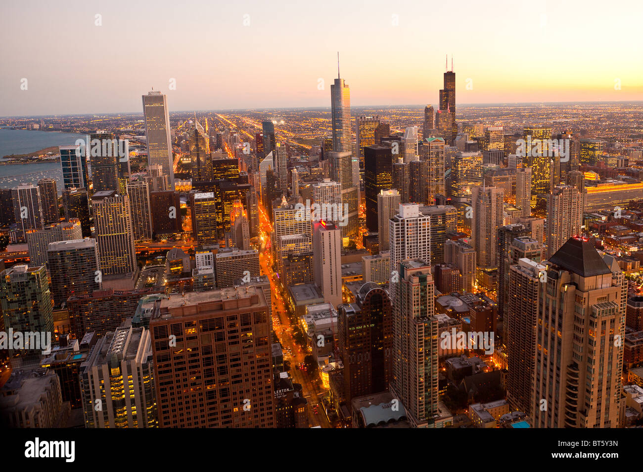 Coucher de soleil sur l'horizon de Chicago à au sud de la Hancock Tower le long du lac à Chicago, IL, USA. Banque D'Images