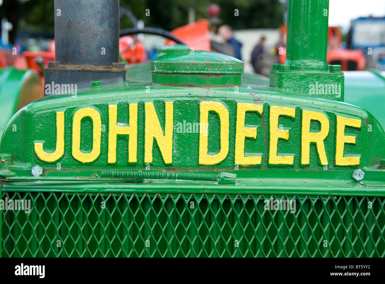 Tracteur John Deere vert antique plaque nom du logo de marque de collection anciennes machines agricoles produites en masse UK GB Royaume-Uni g Banque D'Images
