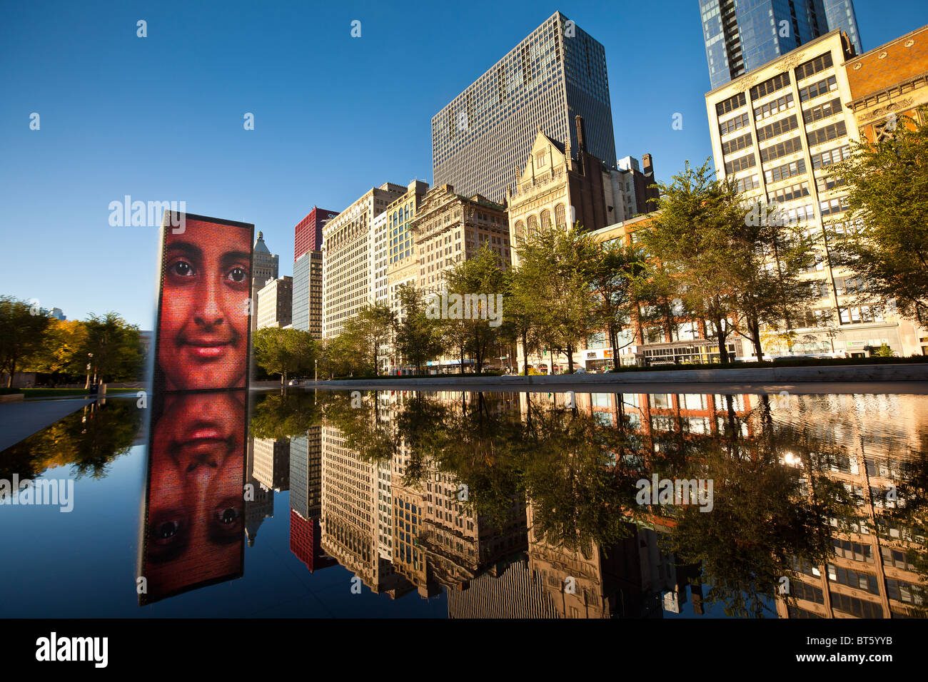 La fontaine de la Couronne par l'artiste espagnol Jaume Plensa dans Millennium Park de Chicago, IL, USA. Banque D'Images