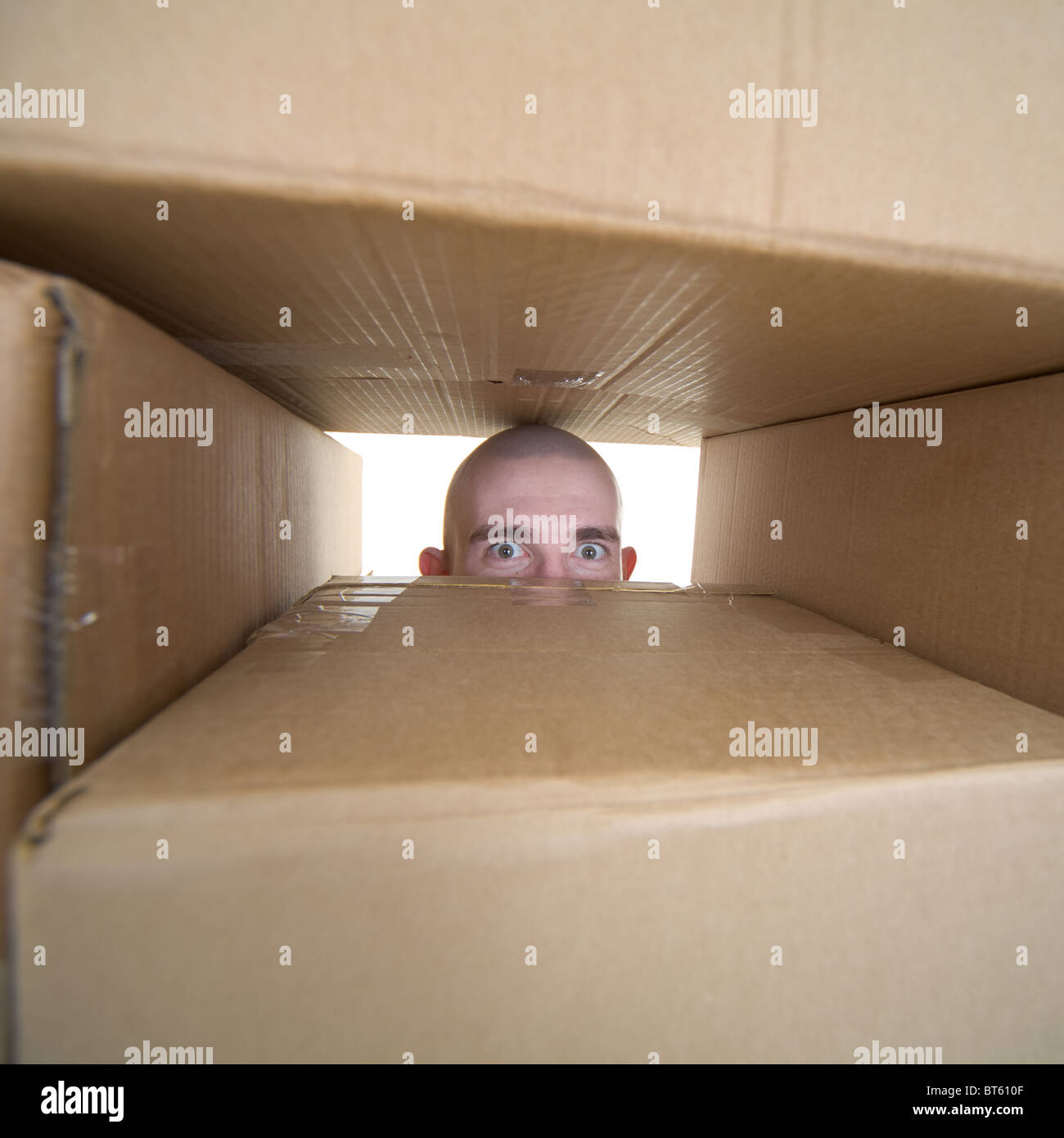 Face à la fenêtre d'hommes creux de pile de cartons Banque D'Images