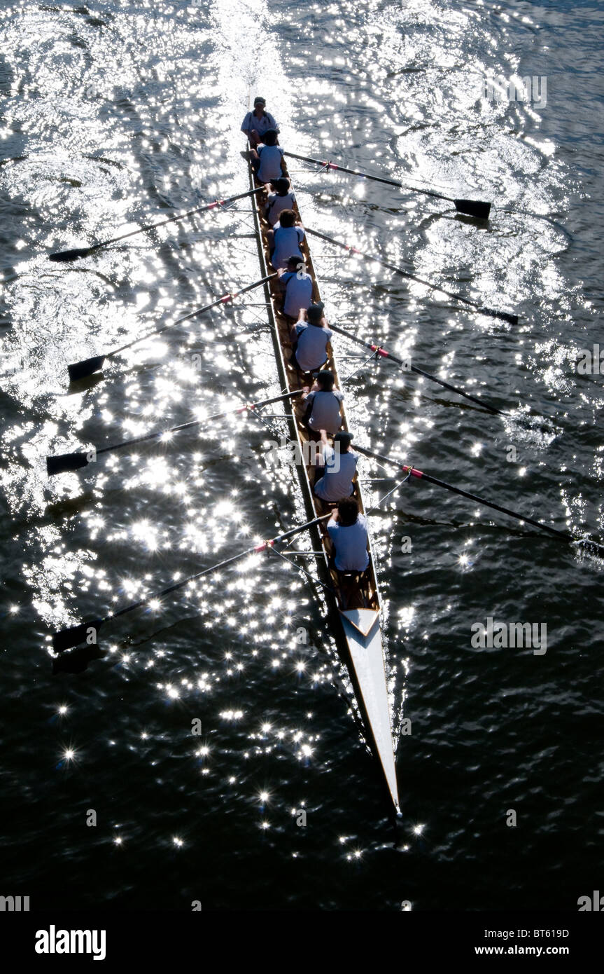 Sport L'équipe de bateau à rames, bateau sportif frais généraux silhouette-course, voile, voile, canoë, course-college, la concurrence, la compétition, l'équipage, e Banque D'Images