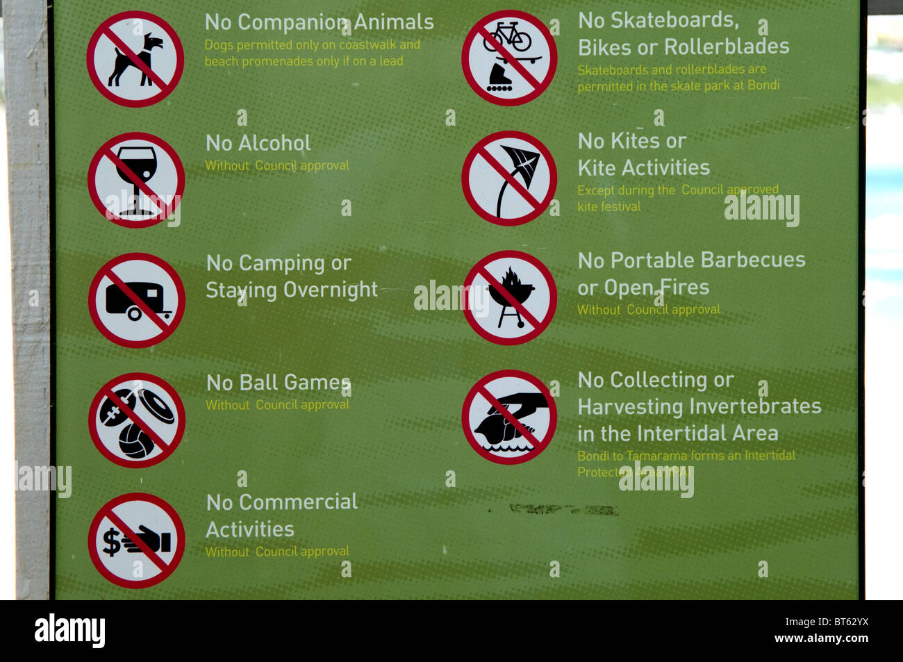 Enseignes interdites pas de l'alcool chez les animaux de compagnie restent une nuit de camping jeux de balle d'activités commerciales skateboards vélos rolle Banque D'Images