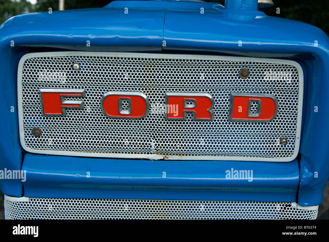 Tracteur ford rouge bleu nom du logo de collection ancienne antique plaque de masse produits de marque Ford farm machinery UK GB Royaume-Uni Banque D'Images
