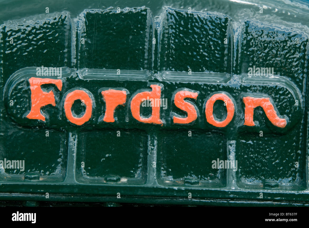 Logo du tracteur Fordson vert antique plaque de collection ancien nom de marque Ford produites en masse les machines agricoles Banque D'Images