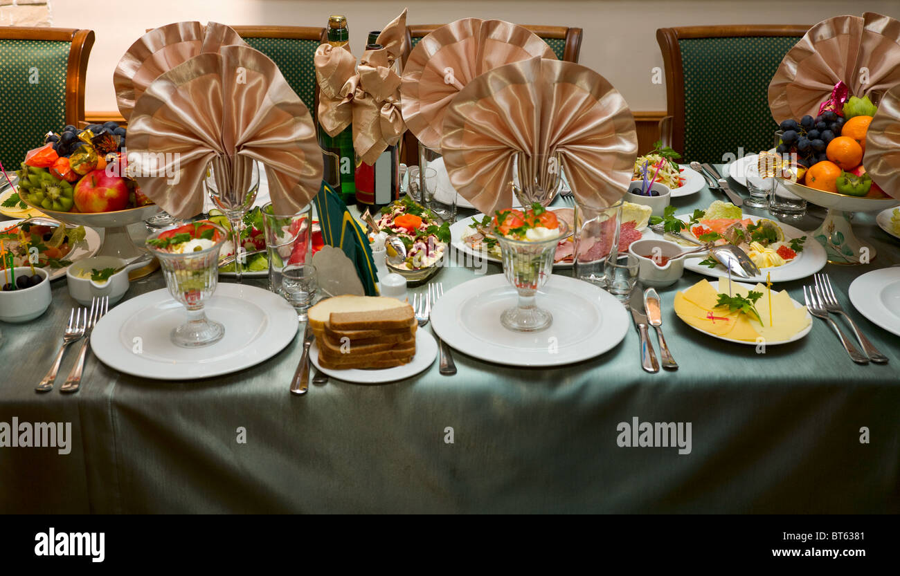 La table de fête servi au restaurant européen Banque D'Images