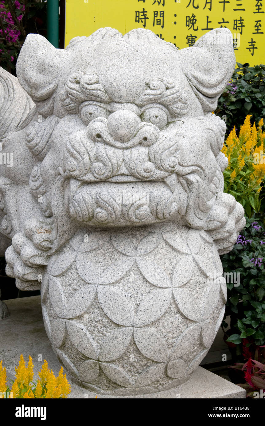 Tian Tan. Hong Kong, Chine Asie monastère Po Lin monastère bouddhiste du plateau de Ngong Ping Lantau Island La grande hutte 3 statue en bronze Banque D'Images