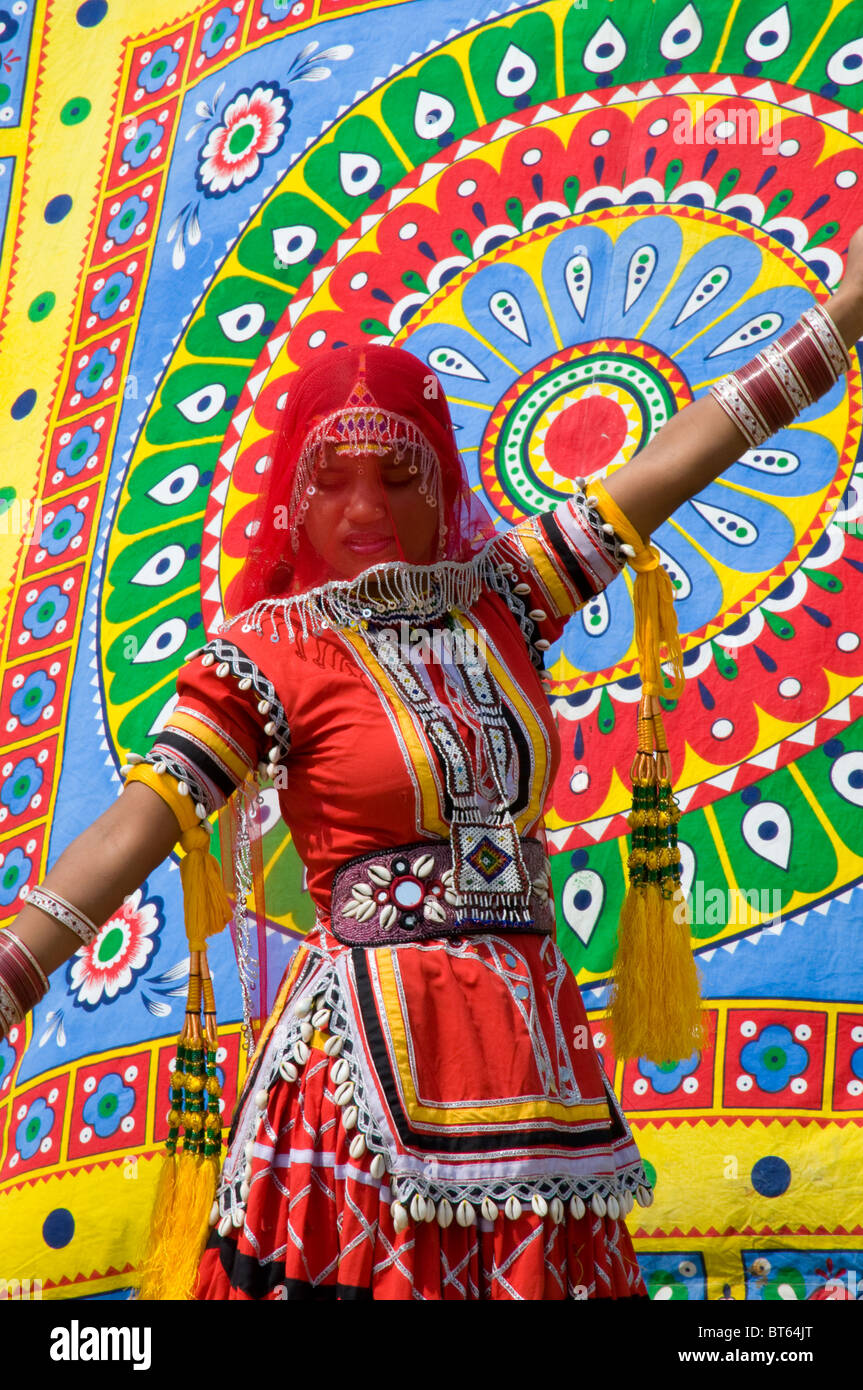 Glastonbury Festival 2010 festival des arts contemporains de l'Inde du nord Rajasthan femme danseuse indienne Banque D'Images