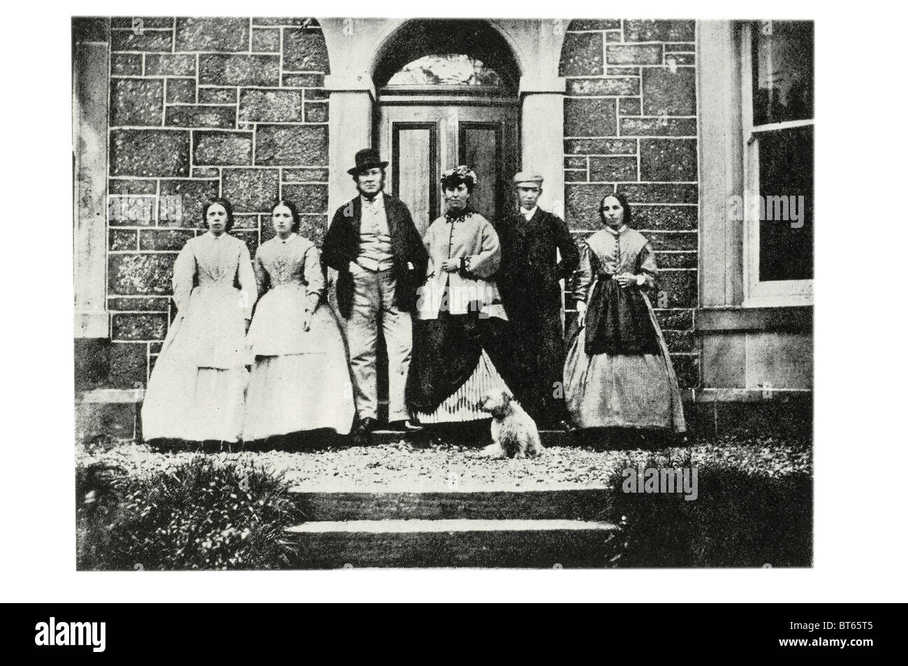 Robert Louis Balfour STEVENSON M. Mme flanquée par Alison Cunningham 44 et deux femmes de ménage à peebles 2 1866 13 novembre 1850 Banque D'Images