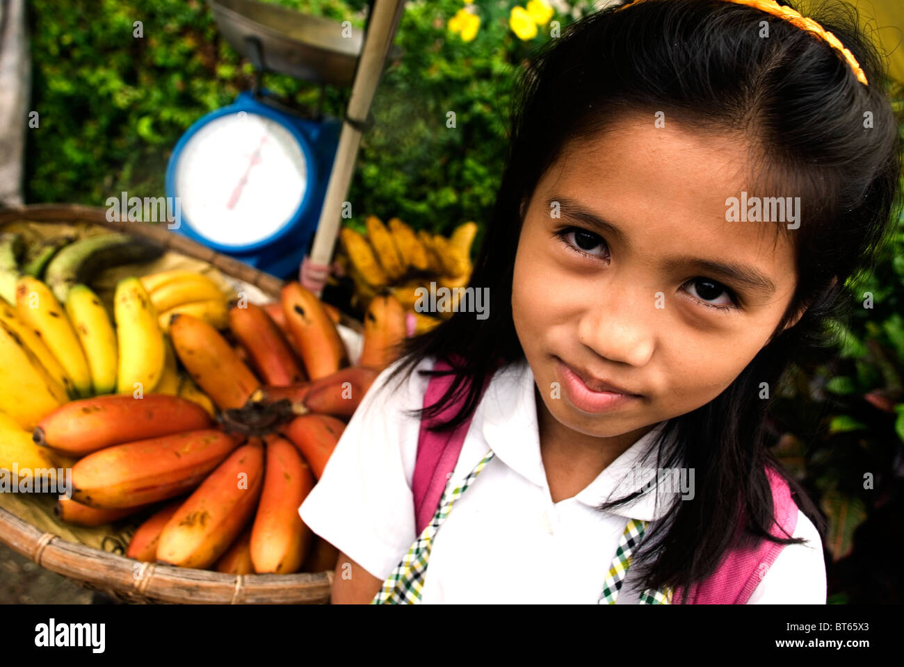 Aux Philippines, l'île de siquijor, larena ville, fille avec étal de fruits Banque D'Images