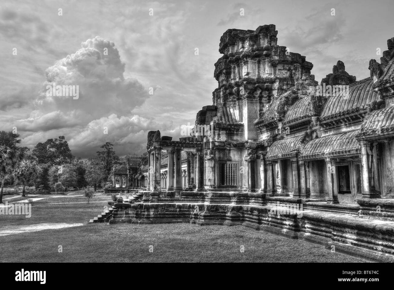 Une des tours par l'entrée de la structure centrale du complexe du temple d'Angkor Wat, au Cambodge Banque D'Images