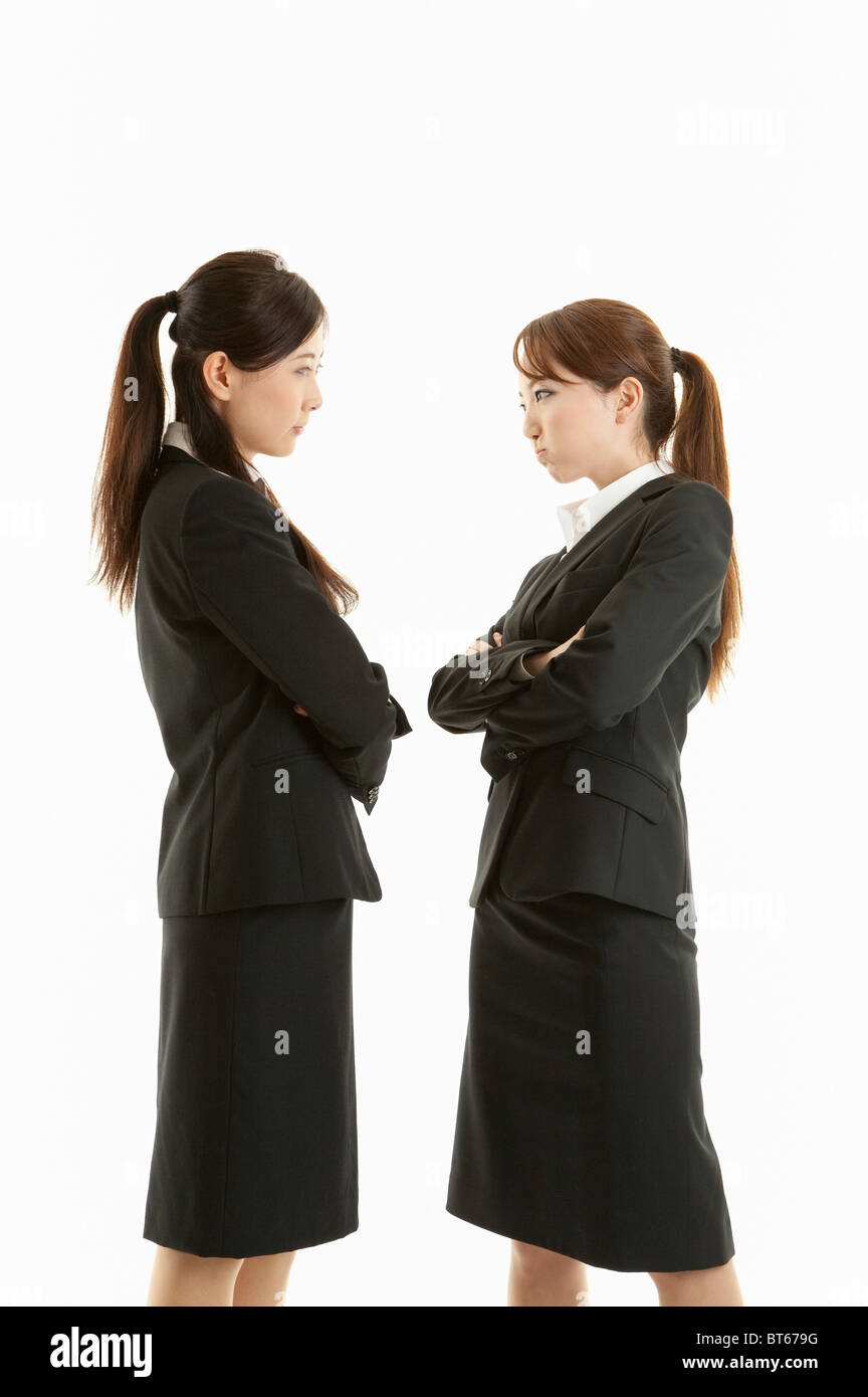 Deux femmes d'affaires à regarder les uns les autres Banque D'Images