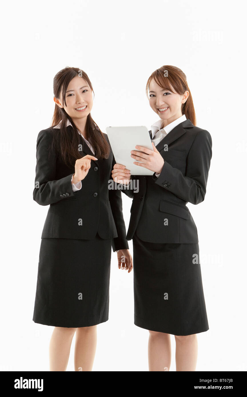 Two businesswomen holding tablet Banque D'Images