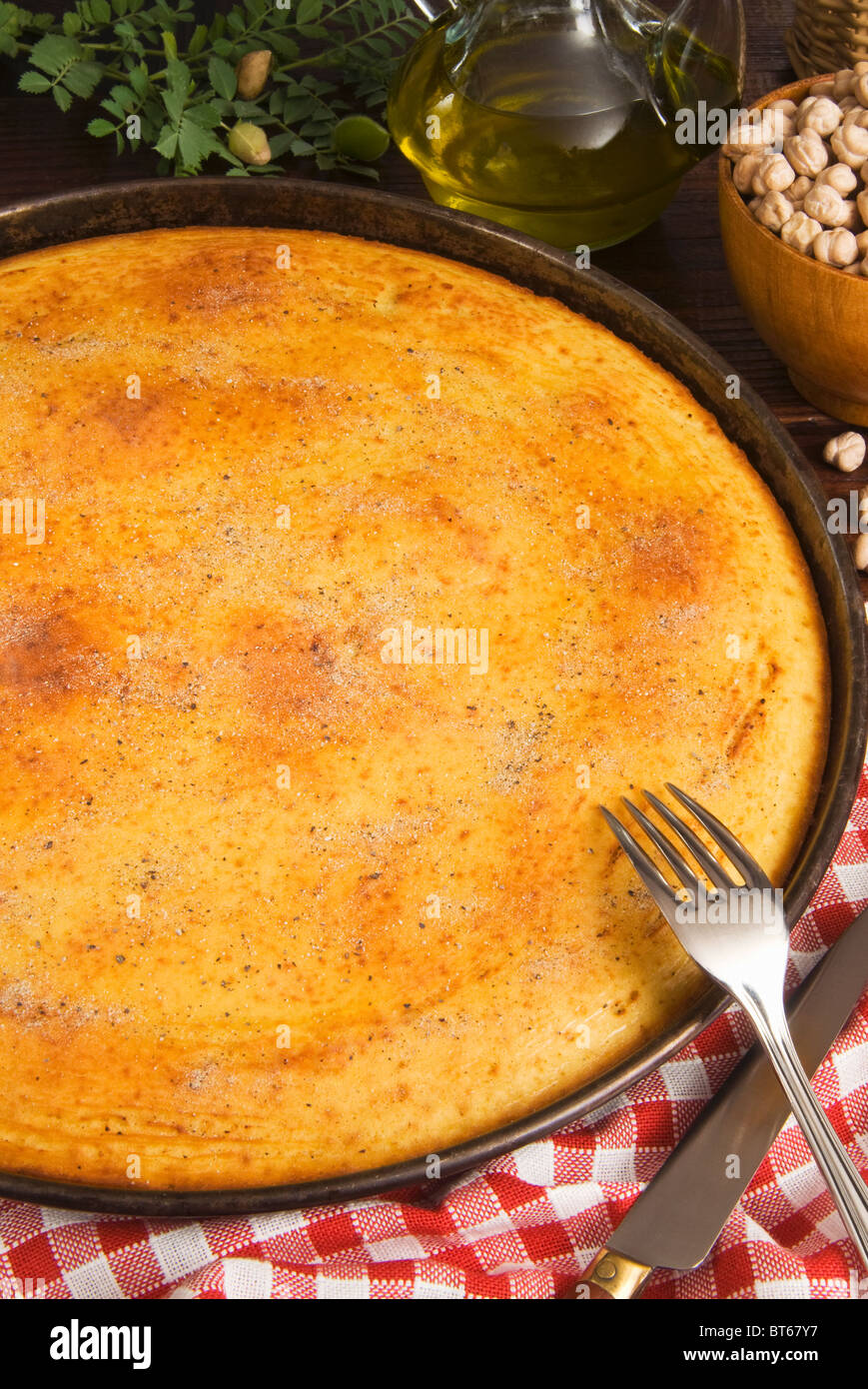 La Socca en France, Torta di ceci, Cecina, farinata en Italie, (Pois chiche Pois chiche (PIE)) crêpe Banque D'Images