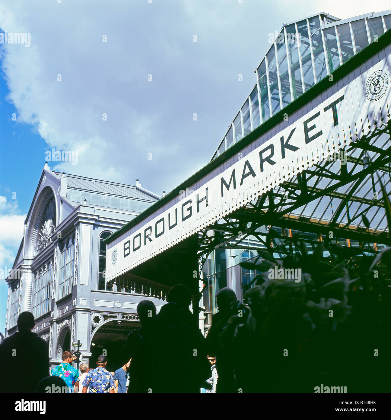 Panneau marché de quartier sur le marché couvert et les touristes près de London Bridge à Southwark, sud de Londres Angleterre Royaume-Uni KATHY DEWITT Banque D'Images